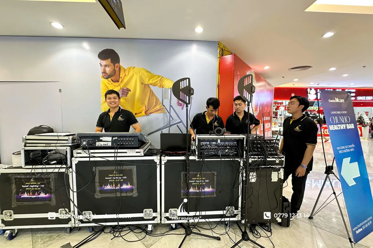 Đội kỹ thuật lắp đặt và cấu hình hệ thống xử lý tín hiệu âm thanh trước sự kiện