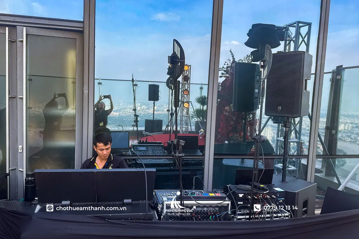 Kỹ sư âm thanh soundcheck và căn chỉnh hệ thống xử lý tín hiệu trước giờ diễn