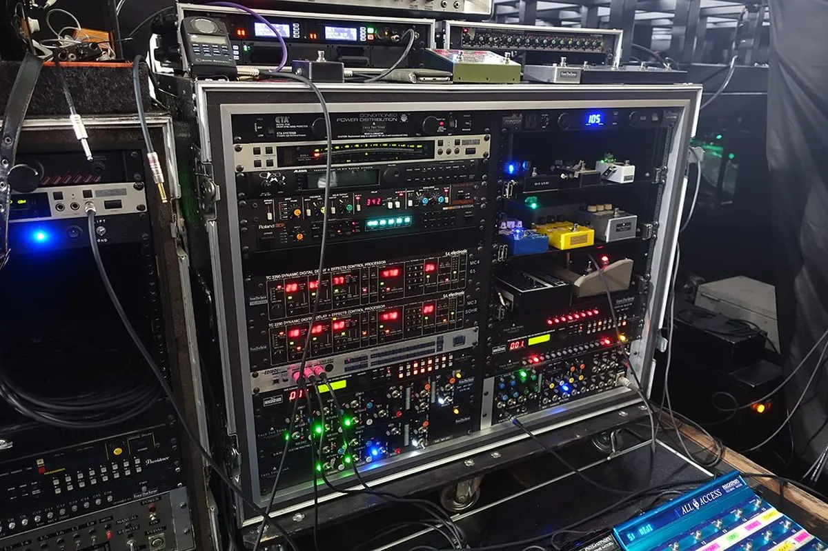 Rack thiết bị DSP, compressor và processor trong hệ thống âm thanh sự kiện
