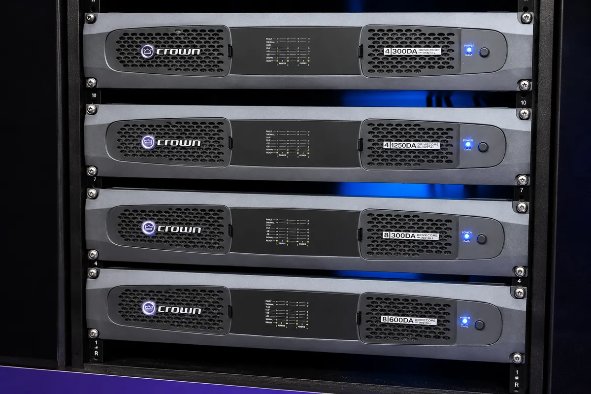 Các model Crown DCi DA lắp trong tủ rack cho hệ thống âm thanh nhiều vùng