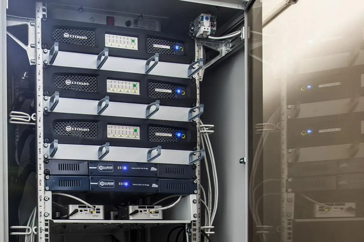 Hệ thống tủ rack sử dụng nhiều cục đẩy Crown DCi cho công trình âm thanh chuyên nghiệp