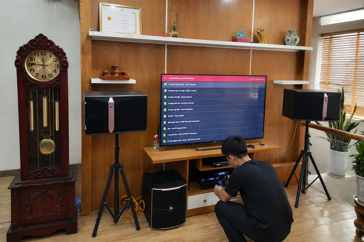 Crown XLi Series: Đánh Giá Bốn Model Cục Đẩy Và Cách Chọn 12 Kỹ thuật viên kiểm tra và căn chỉnh cục đẩy Crown XLi trong dàn âm thanh gia đình