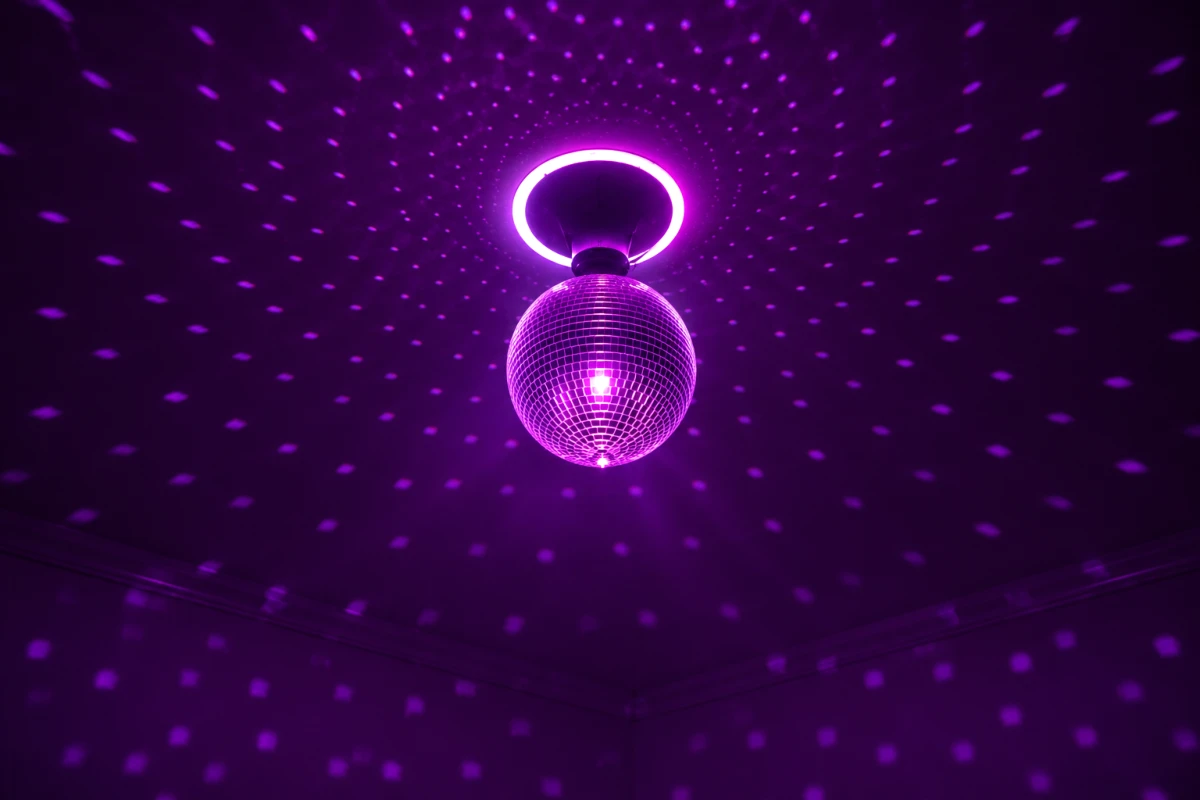 Các Loại Đèn Disco Sân Khấu Sôi Động Và Rực Rỡ Màu Sắc 12 Đèn disco được lắp đặt trên trần để tạo hiệu ứng ánh sáng phủ đều không gian