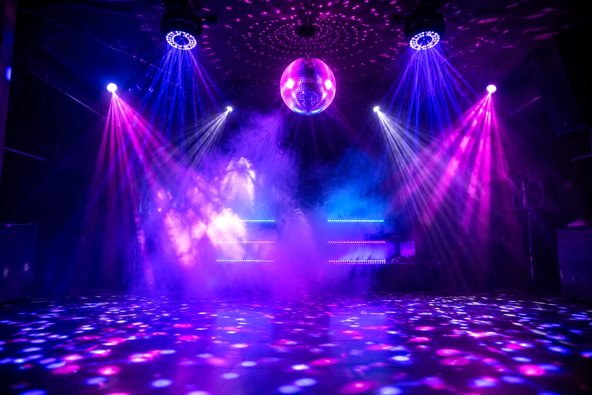 Các Loại Đèn Disco Sân Khấu Sôi Động Và Rực Rỡ Màu Sắc 11 Đèn disco kết hợp Moving Head, máy khói và đèn LED tạo hiệu ứng ánh sáng trong không gian bar club
