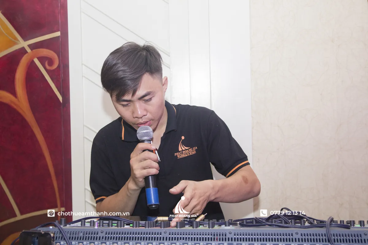 Dịch Vụ Sửa Micro Không Dây Và Khắc Phục Lỗi Micro 10 Kỹ thuật viên kiểm tra micro không dây tại sự kiện