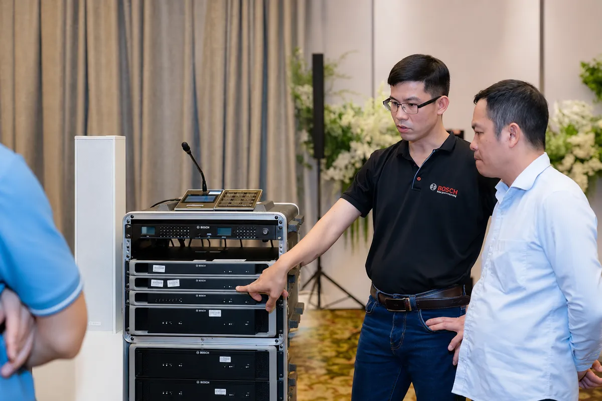 Hệ Thống Bosch Praesideo: Âm Thanh Thông Báo Kỹ Thuật Số 13 Kỹ sư giới thiệu và kiểm tra cấu hình hệ thống âm thanh Bosch Praesideo trên tủ thiết bị