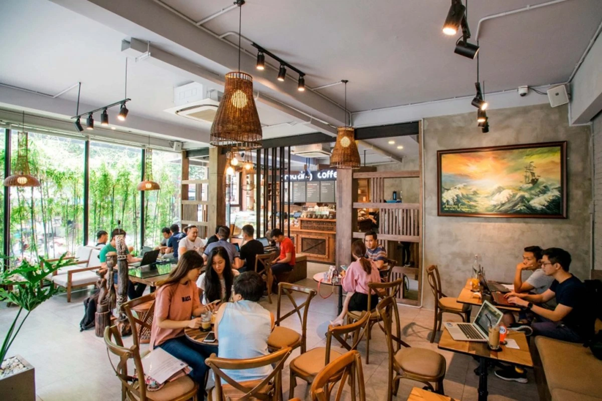 Lắp Đặt Âm Thanh Quán Cafe TPHCM Trọn Gói Chuyên Nghiệp 18 âm thanh được lắp đặt trong quán cà phê hiện đại với loa bố trí hợp lý phục vụ khách hàng làm việc và thư giãn