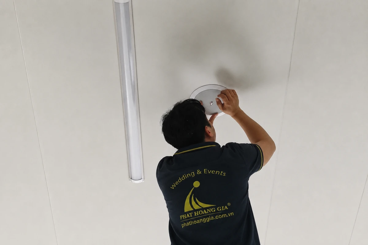 kỹ thuật viên PHG lắp đặt và đấu nối loa âm trần 