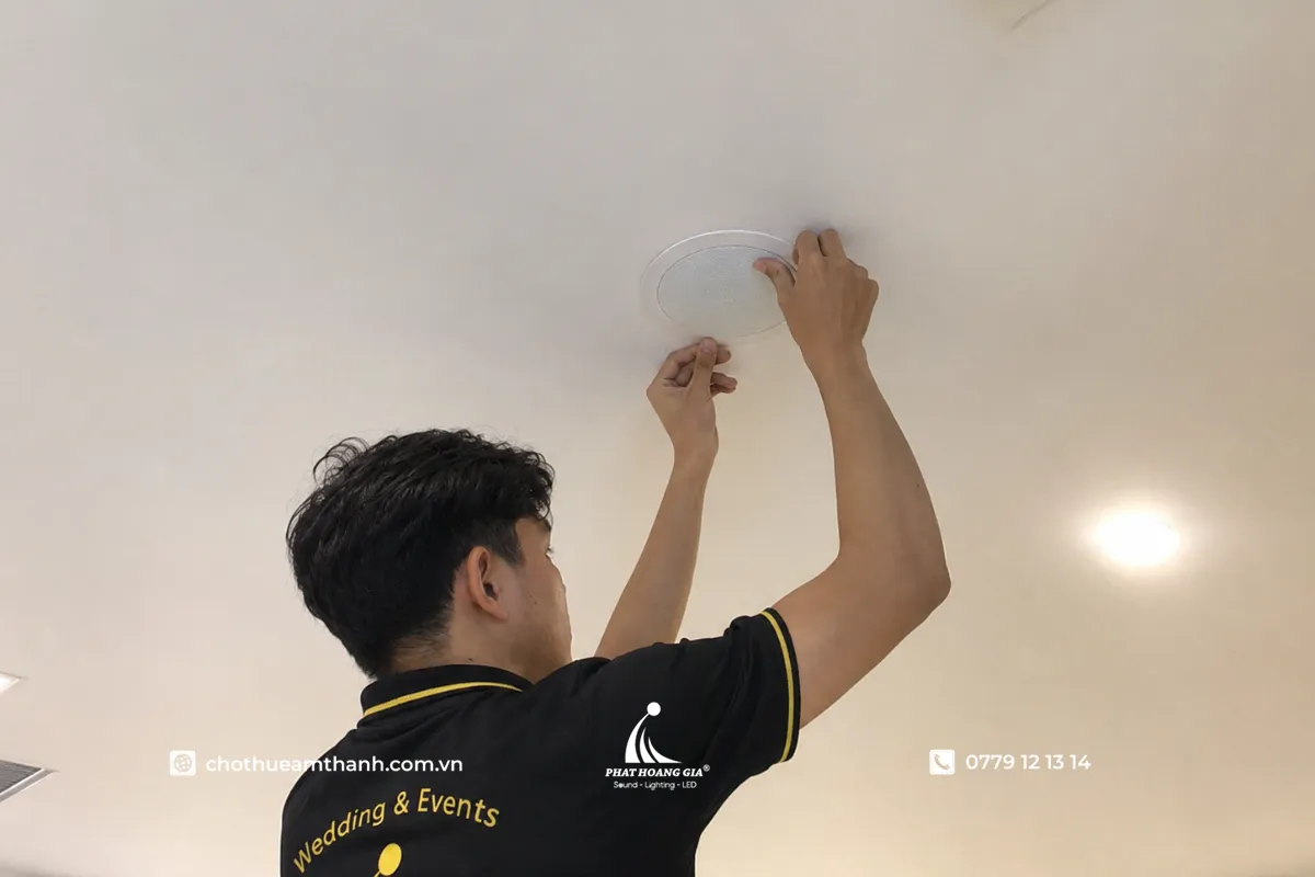 Nhân viên kỹ thuật đang lắp loa âm trần