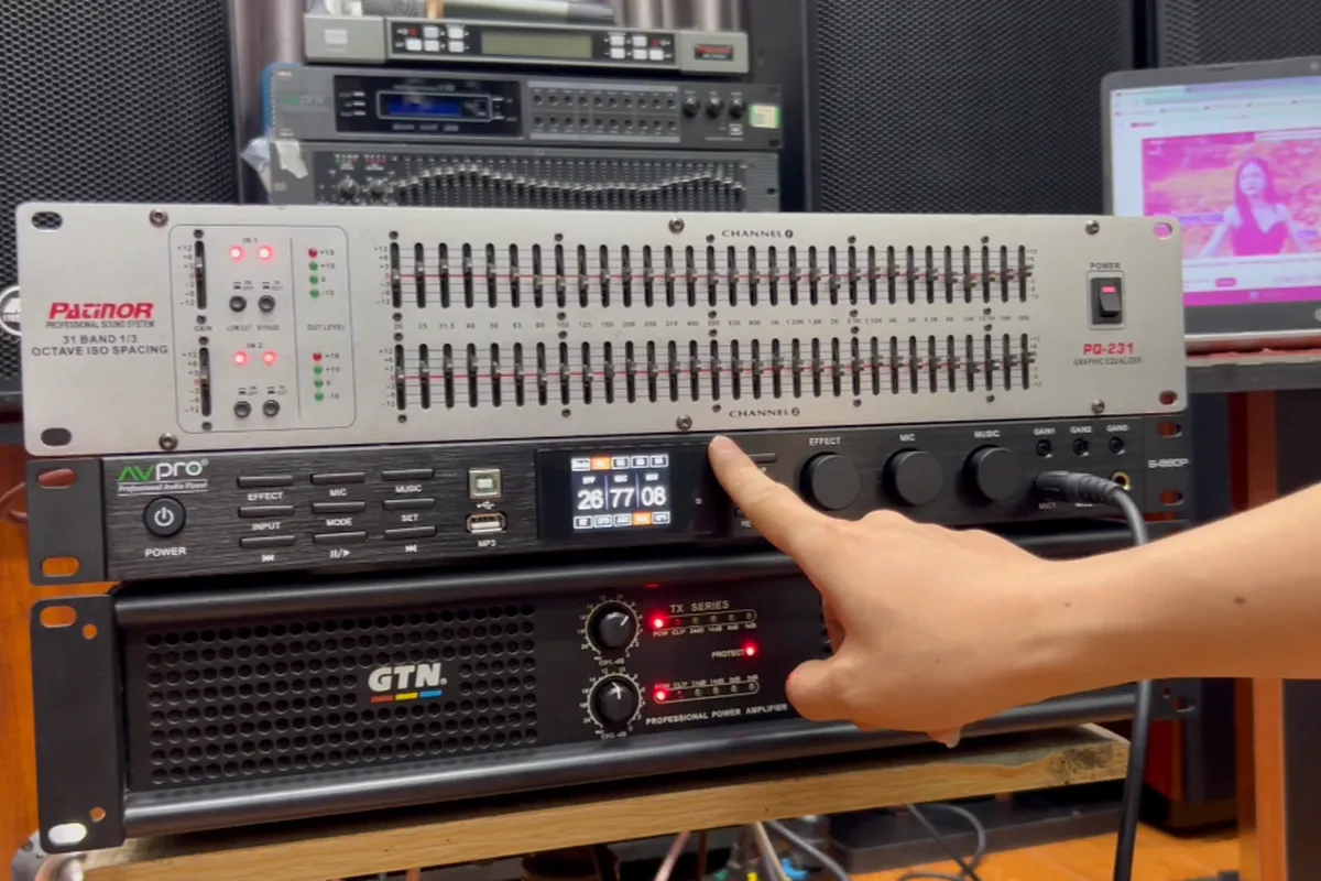 Thiết bị equalizer dùng để căn chỉnh hệ thống loa âm trần Bose FS2C
