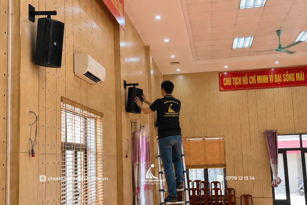 Loa Hội Trường TOA HS-150B Chính Hãng Công Suất Lớn 9 Kỹ thuật viên đang lắp đặt và căn chỉnh loa TOA HS-150B trên giá treo tường, điều chỉnh vị trí và hướng phát âm để âm thanh phủ đều khu vực khán giả. Việc lắp đặt đúng kỹ thuật giúp hệ thống hoạt động ổn định, nâng cao độ rõ của giọng nói và đáp ứng hiệu quả nhu cầu âm thanh cho hội trường, phòng họp và các không gian đa năng.