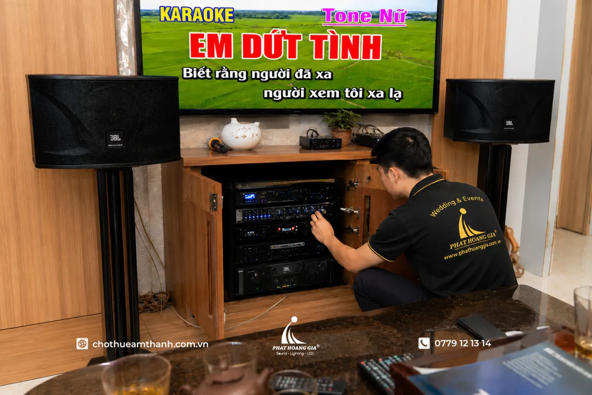 kỹ sư căn chỉnh vang và cân bằng tiếng cho dàn karaoke loa jbl ki 110