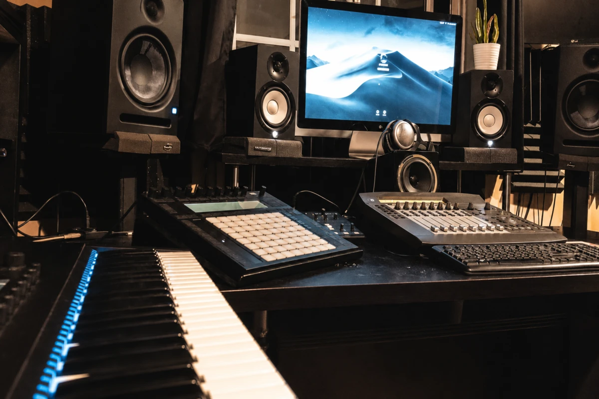 Loa Kiểm Âm Yamaha HS8 Chính Hãng Cho Studio Chuyên Nghiệp 8 Cặp loa kiểm âm yamaha hs8 đặt trên bàn phòng thu