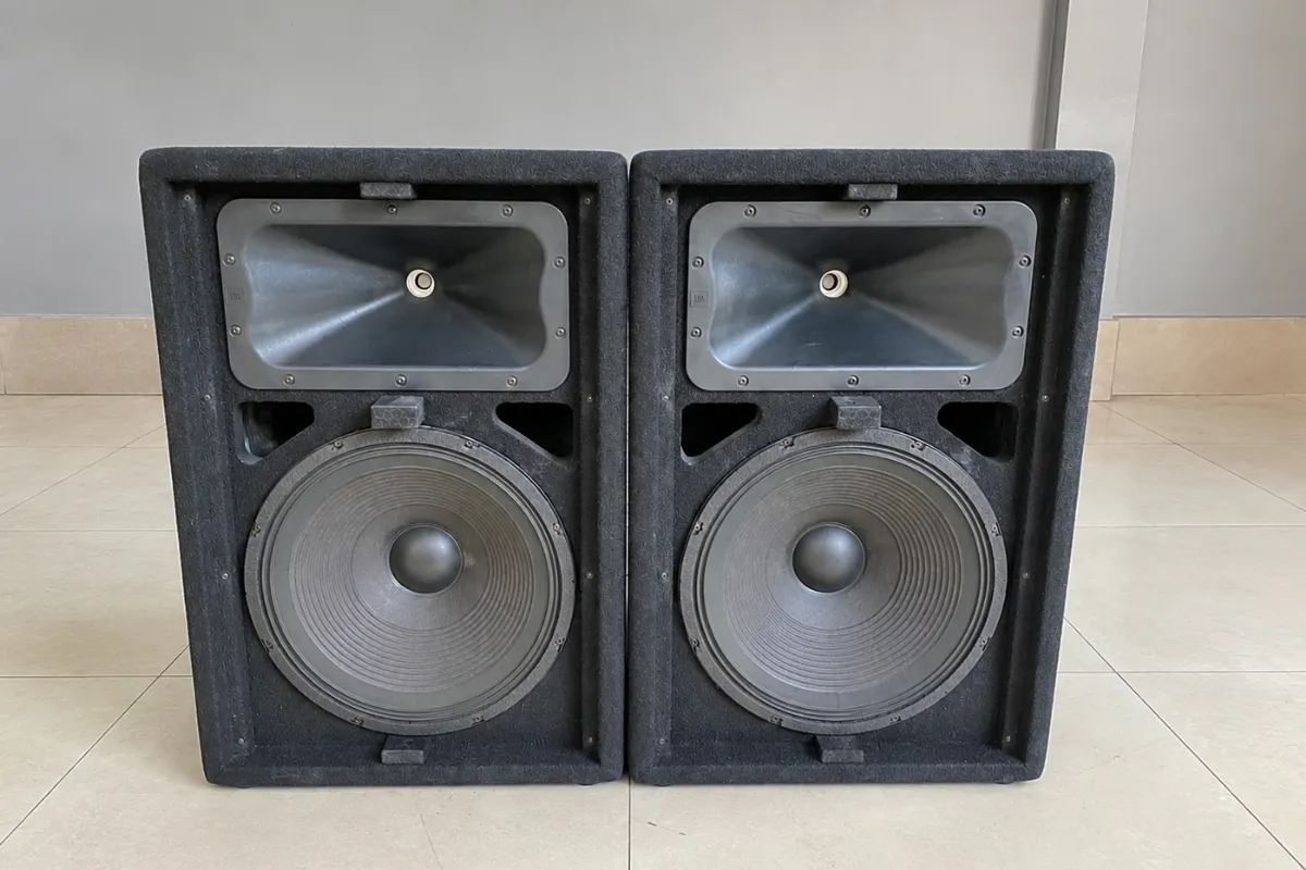 củ bass 12 inch và củ treble nén màng titan của loa monitor jbl jrx 112m