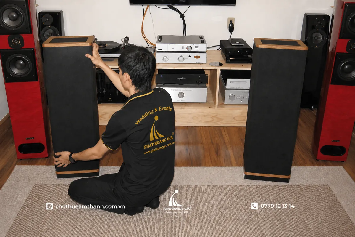 Loa Nghe Nhạc Hi-End Vandersteen 1C Chính Hãng Mỹ 13 Kỹ thuật viên âm thanh đang setup và căn chỉnh vị trí loa Vandersteen 1C trong phòng nghe, tối ưu khoảng cách, độ nghiêng và phối ghép để đạt chất âm trung thực, tự nhiên.