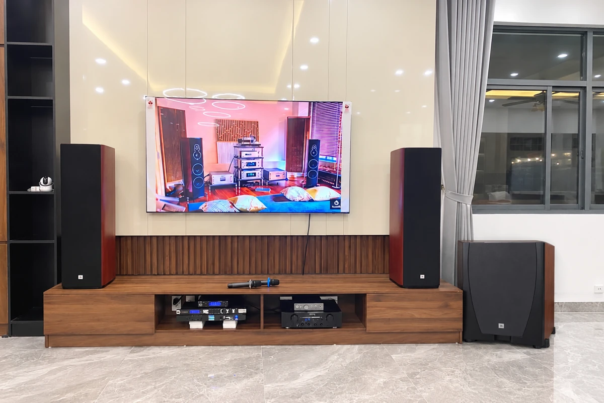 loa sub jbl 560p đặt trong phòng khách của gia đình