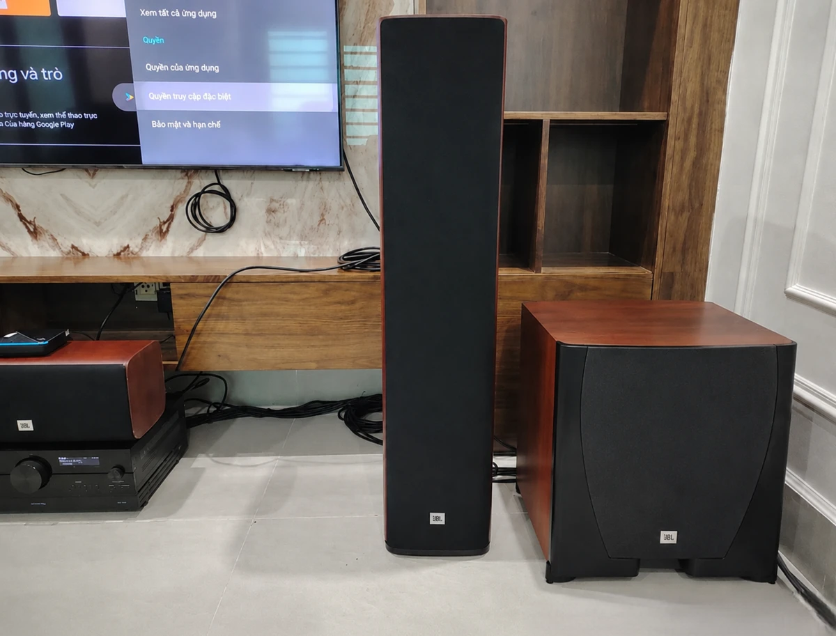 Phối loa sub jbl 560p với loa cột và ampli trong dàn nghe nhạc