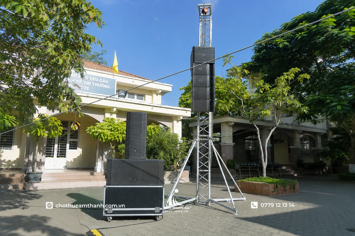 Hệ thống loa Line Array công suất lớn được lắp đặt cho sự kiện ngoài trời