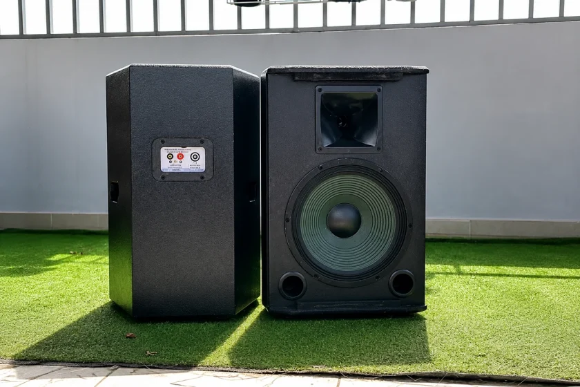 Loa thùng sân khấu bass lớn dùng cho hệ thống âm thanh hội trường và sự kiện ngoài trời
