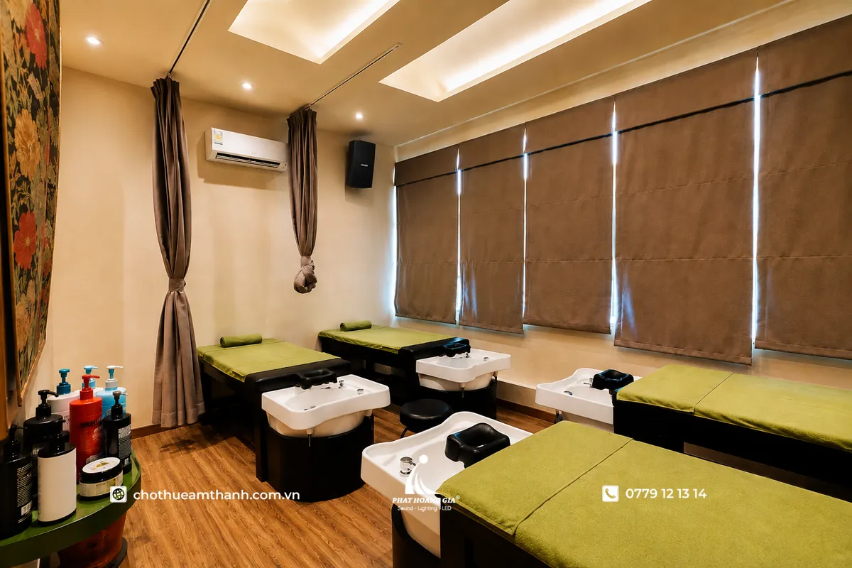 Loa Treo Tường Yamaha VS4 Chính Hãng Cho Cafe Và Shop 11 Loa Yamaha VS4 được lắp đặt trong spa, mang đến chất âm cân bằng. Thiết kế gắn tường nhỏ gọn giúp tối ưu không gian, tạo trải nghiệm âm thanh dễ chịu và nâng cao tính thẩm mỹ cho các không gian kinh doanh.