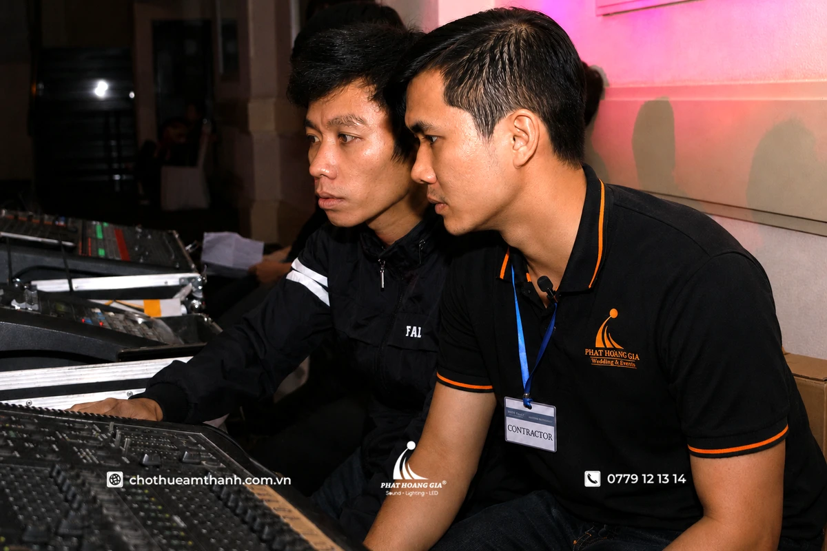 kỹ thuật viên gắn và chạy thử micro cài áo shure cho diễn giả trước giờ diễn