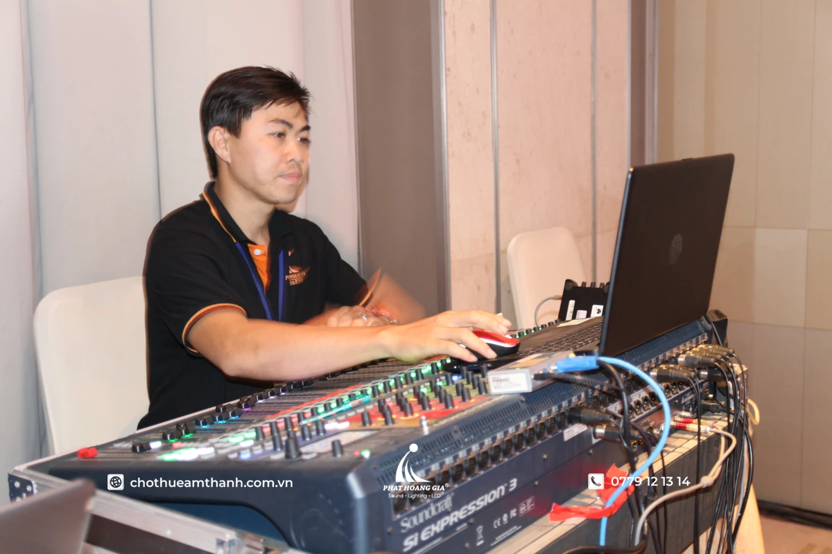 Micro Shure 55SH Chính Hãng Thiết Kế Cổ Điển Sang Trọng 13 Kỹ thuật PHG căn chỉnh mixer cho micro trước giờ diễn sự kiện