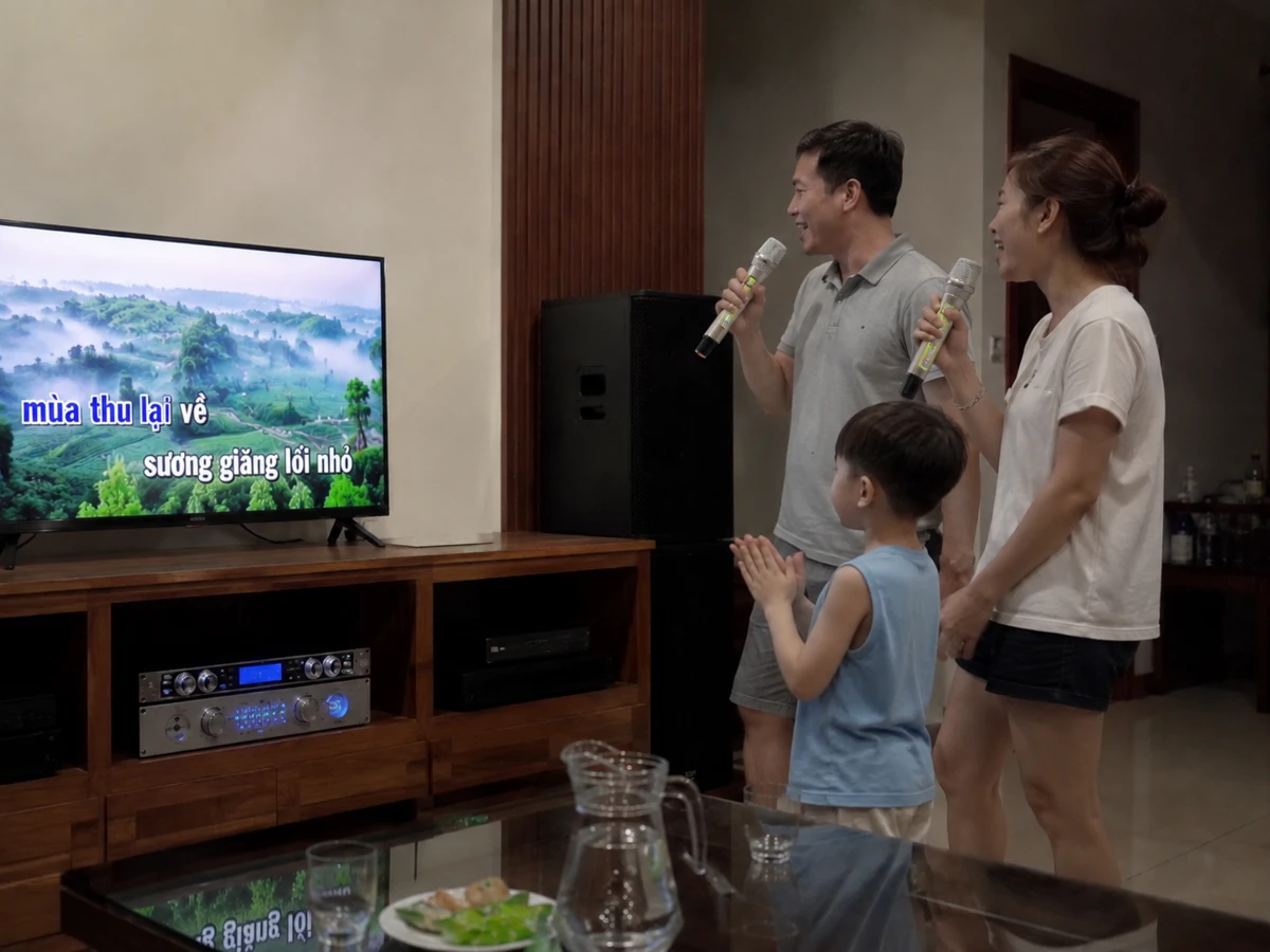 Micro Shure UGX8 II Không Dây Chính Hãng Hát Karaoke Hay 11 gia đình hát karaoke với bộ micro không dây ugx8 ii trong phòng khách