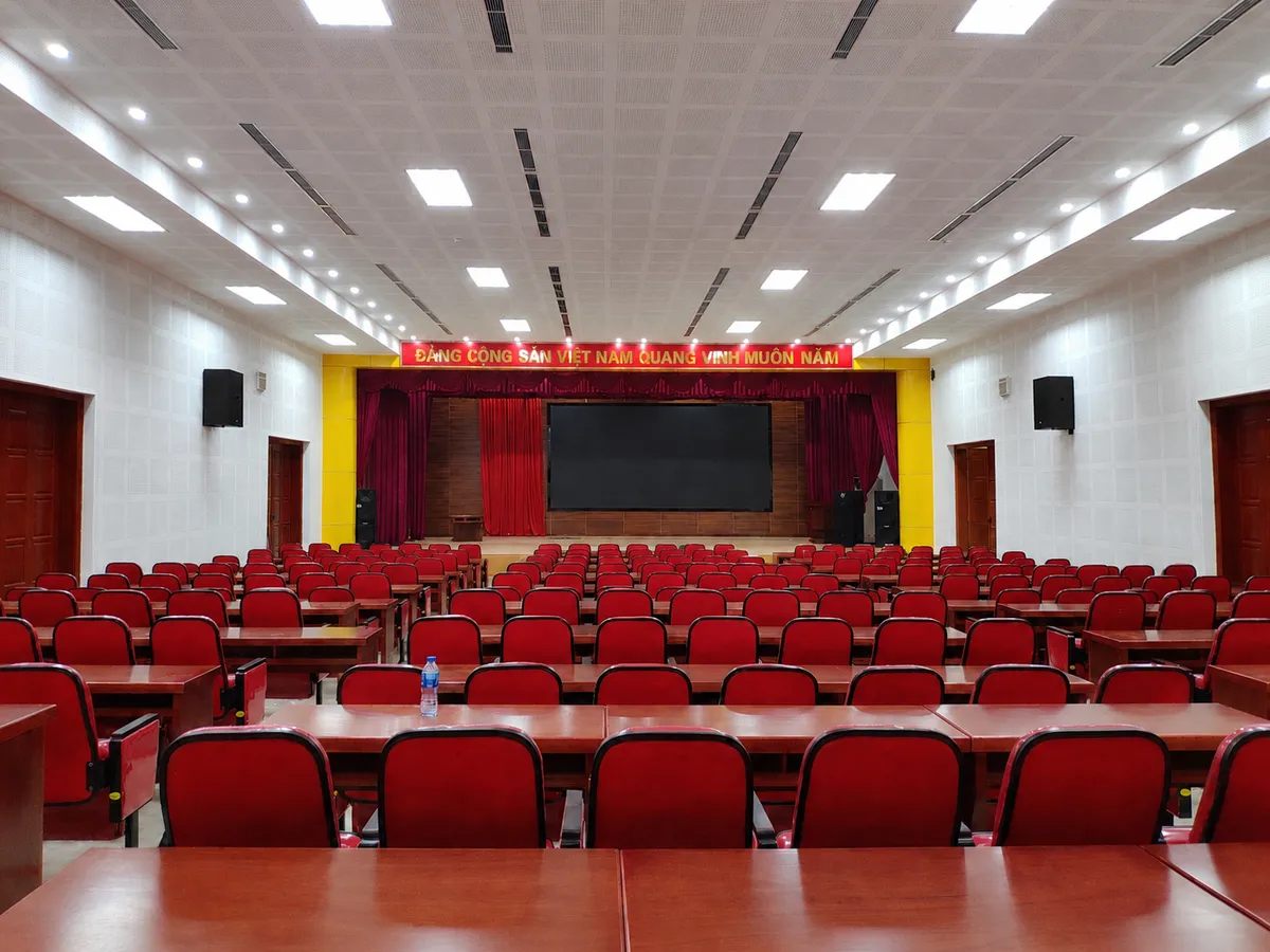 Loa Hội Trường TOA HS-150B Chính Hãng Công Suất Lớn 7 Loa TOA HS-150B được lắp đặt trong phòng họp và hội trường, mang đến âm thanh rõ ràng, phủ đều và hỗ trợ truyền tải giọng nói hiệu quả.