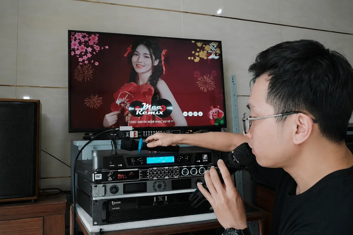 Dịch Vụ Sửa Micro Không Dây Uy Tín Xử Lý Mất Sóng Nhiễu Tần 12 Kỹ thuật viên kiểm tra micro không dây trong dàn karaoke gia đình sau khi đã sửa xong