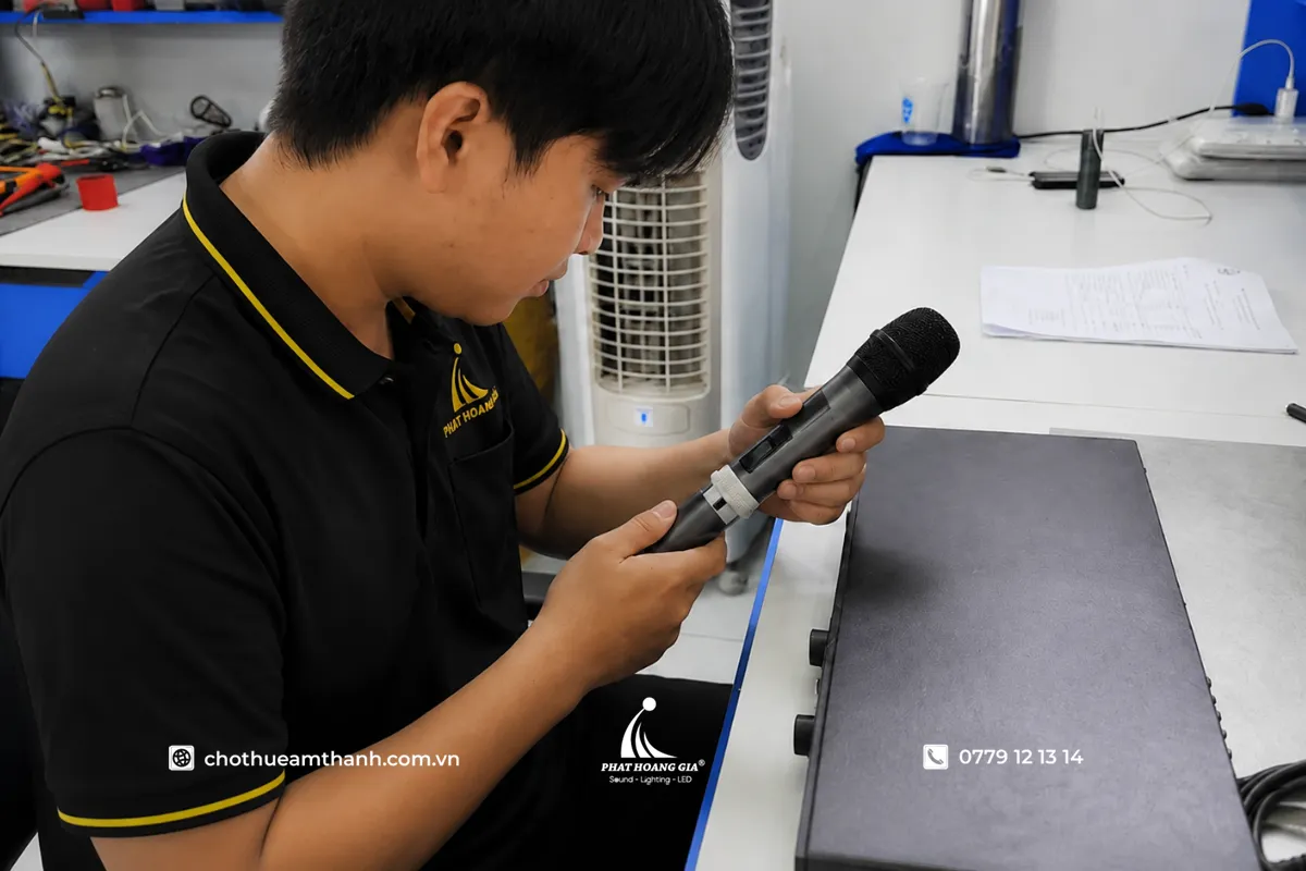 Nhân viên kỹ thuật đang kiểm tra micro không dây