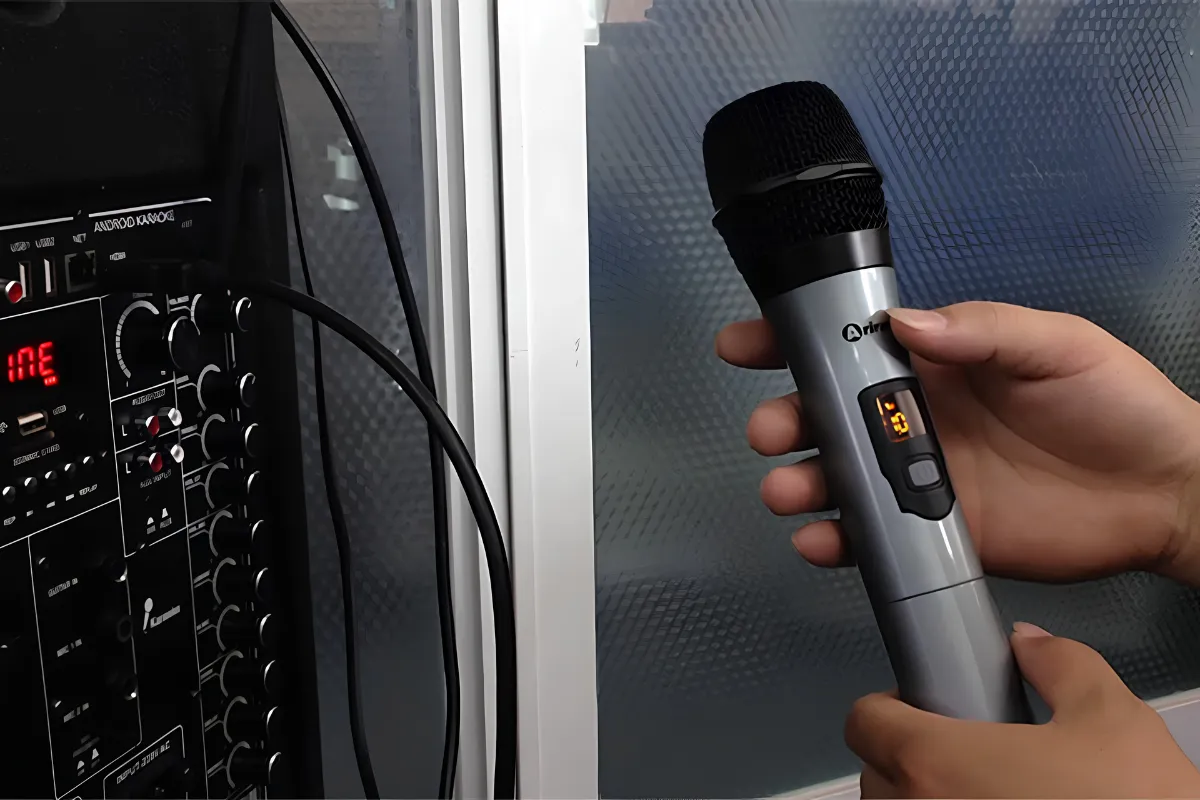 kiểm tra pin sạc và độ ổn định sóng của micro không dây trước buổi hát